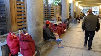 老人 沒錢治療！龍山寺街友流落多年「最後睡夢中走了」警察發現「包包藏400萬現金」揭身分：台北大地主 