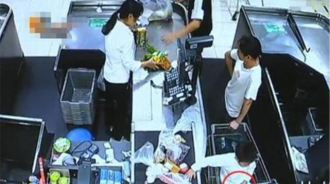 孩子口渴打開飲料！媽媽超市櫃檯前結帳「遭要求10倍賠償」　她不服「理性討公道」負責人出面道歉 
