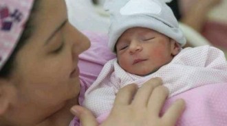 寶寶出生才7天！產婦一直「跟他說話」一刻也不停　全家都笑她「婆婆卻看出不太對」