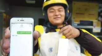 湯汁全漏光！外送員「慌張的比手畫腳」卻不開口說話　她一臉困惑「低頭看手機哭了」網嘆：生活真的不容易 