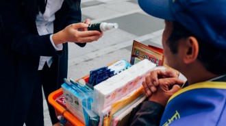 北車阿嬤推銷口香糖！他婉拒不買「遭反罵沒愛心」他傻眼曝「對方比我還有錢」網嘆：嚇到不敢買了