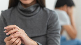 如何在衝突裡有效溝通？心理師：「暫時不回應」反而對關係更有助益！