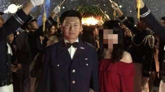 殉職飛官回家了！陳奕父母哀慟「終於回來身邊了」　白髮人送黑髮人「只能捧遺照」淚崩：怎可能放下 