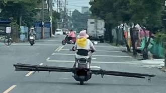阿嬤麥鬧啦！阿婆騎機車「橫載超長木棍」轉彎直接掃一排　下秒出現「更誇張三寶行徑」網友大傻眼