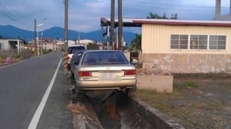 空間管理大師！美濃老司機超狂「水溝懸空停車法」！車主現身「解密神技」！