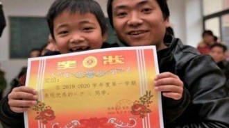 1張獎狀可換45元！學霸女兒搬出一摞「庫存」　爸爸逐一清點後「秒變哭臉」：私房錢已掏空 