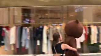 為愛飛越2千里！癡情男「穿上玩偶裝」給女友驚喜一到現場「發現自己變烏龜」結局心碎8萬人 