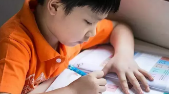 兒子期末考超爛！爸爸偷翻書包「發現神秘小本本」頻嘆氣　一打開「網友全嚇傻」：生了個天才啊  