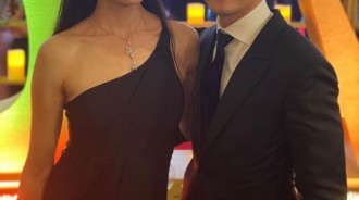 為妻息影1年！男神吳彥祖曬「夫妻19年前後對比」　46歲「微禿頭又爬滿皺紋」老婆心疼喊：他是100分老公 