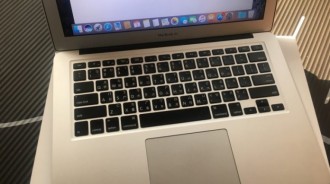 上網賣筆電！正妹買家甜喊「人家是女生」殺價8000元…賣家神回覆,笑翻網友們