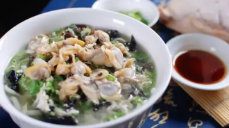 孫子背奶奶去吃麵條！麵店老闆「免費多送了一份」持續1年　 5年後「經營倒閉」卻大喜......  