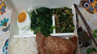 被老闆坑？排骨便當「2樣配菜＋半顆蛋」價格漲漲漲　屏東女求評理「一聽價錢網反批」：吃米不知米價 