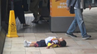 兒子不想上學「賴皮躺地上」新手媽大崩潰！網友強烈建議「千萬別罵」這樣做才有用！