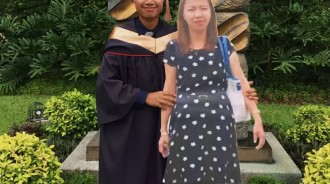 兒子完成媽媽心願！單親媽媽「等不到兒子畢業走了」他摟著紙板「拍下最感人畢業照」全家入鏡網淚崩 