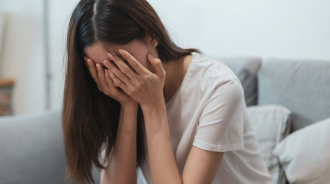 婚前健檢發現不孕！她不想耽誤「當場提出分手」忍痛離開　2個月後「收到男友喜帖」打開看秒淚崩 