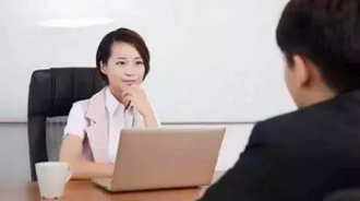 女面試官： 「我兒子叫你兒子爸爸」那我是你的誰，男子神回復被當場錄取 