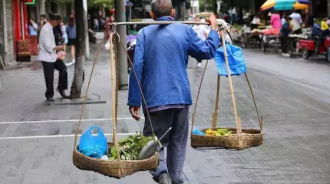 83歲賣菜老人：每天淩晨5點起床，走4公里路，30年如一日，攢下40多萬零花錢！  