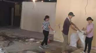 放假不出遊，2姊妹陪爸爸到工地賺錢，累倒直接睡樓梯，讓孩子體會賺錢的辛苦，網大贊：超棒的家長  