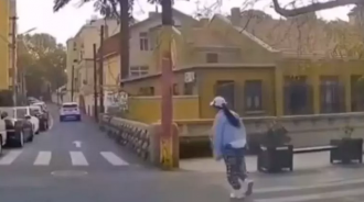 接了個寂寞！粗心爸爸接女兒，把行李放好後「直接開車就跑」，女兒在車後一路狂追，網笑翻：孩子不要了嗎 