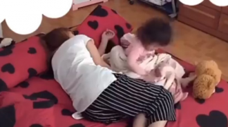 媽媽想睡覺！2歲女兒「一直亂爬扭動」　受不了睜開眼「眼眶瞬間泛淚」：來報恩的 