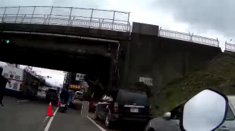 騎到一半摔車！女三寶怒「為何路上有三角錐」公審警察　氣炸Po出「30秒摔車片」網傻：駕照請繳回 