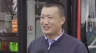 一直持續了6年！暖司機不厭其煩「天天揹腦麻童」上下車　他病情好轉後「開口致上最深謝意」網暖哭  