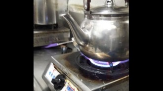 菜鳥員工這樣煮水，讓老闆看傻「這種神操作要付多少薪水」網友：看不出問題在哪！