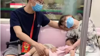 鐵漢柔情！暖爸被偷拍「搭地鐵不敢動」全程保護熟睡女兒　往旁一看「另一手也沒閒著」感動全網：最深沉的愛  