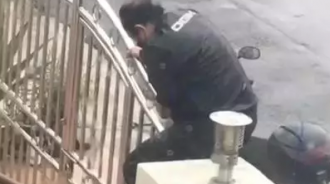 遇到顧客「失聯」。大馬送貨員淋雨苦等半小時，最後也不見人