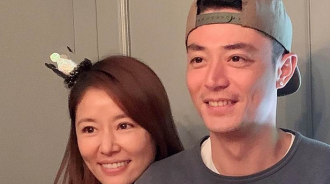 行動說明一切！林心如自拍「老公就在鏡頭裡」　6連拍放閃「霍建華下秒抬頭舉動」網讚：結婚6年依然甜❤ 