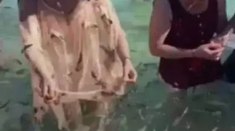 泳衣太貴！正妹穿裙子到海邊游泳　站起身時 「成海灘絕美風景」遊客笑翻：水產超豐富  