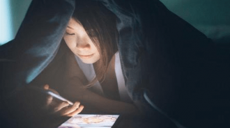 昏睡中和曖昧對象講電話，一個手滑按到視訊...下一秒神展開：玩火了XD