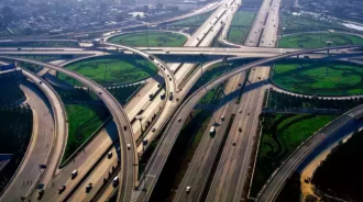 埃及政府蓋了一條「離住家不到50公分」的高速公路！ 官方承認「我們是故意的」：沒事，很安全的  