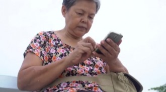 極度無良！80歲嬤辦手機「店員騙簽1798資費」　孫女要求取消遭嗆：拿2萬違約金來！