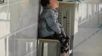 她真的是天使！三歲寶寶考場外獨自等媽媽，兩個小時不哭不鬧「乖得讓人心疼」，網歎：這孩子是上輩子來報恩的嗎  