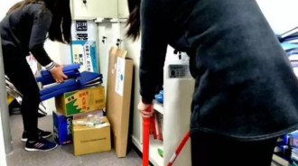 一疊7000元！媽整理房間「翻到大把50元舊鈔」想去換錢，3千網友出動「紛紛阻止」：根本傳家寶！ 