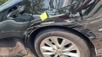 只是上個廁所，回來驚見車子滿滿擦撞刮痕 ，一張字條讓女車主感動哭了！