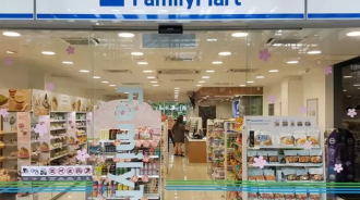 買東西不穿鞋？他發現「客人穿破襪逛超商」好睏惑　結帳後「走到超商門口秒感動」5萬人讚：值得敬佩 