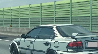 路上目擊「行走的漫畫車」！速度線塗裝超狂：靜止都覺時速破百！