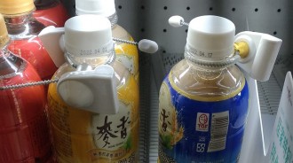 超市驚見飲料區「只有麥香裝防盜鎖」釣出店員回應解惑：每到這個時間就會加裝！