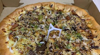 點披薩外送打開竟缺一角！懷疑被偷吃她超氣憤...網友一看：妳先數一數！