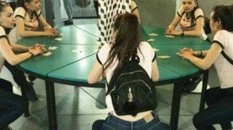 圖中一共坐著幾個人？