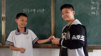 路邊撿到一塊百萬手錶！9歲男孩「秒送警局」不收回禮　4個月後「失主成恩人」救他一命：好人好報  