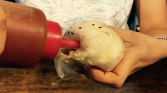 為什麼都拿甜辣醬罐「往包子屁股插」台中人秒懂的獨特吃法！