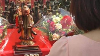 拜月老七次還單身，同事拜八個月就結婚了，在「擇偶條件」看到原因了！
