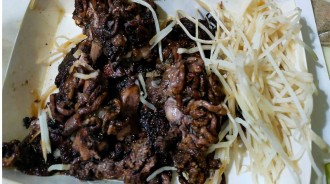 餐廳吃飯，菜端上來「一團黑」....這竟然是台南人最愛!!!