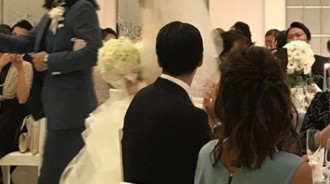 最強變身！長髮新郎二次進場沒換禮服卻「換了髮型」變超帥！網友：髮型的重要性啊