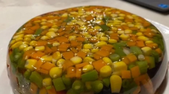 太狠！媽媽手作「三色豆果凍」　兒含淚吃：營養滿分