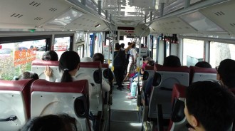 搭公車錢不夠！17歲少女「默默投入3塊」當場被抓包　司機直接報警「公司力挺到底」：他沒做錯