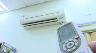 睡到半夜都是汗！網友崩潰「冷氣27度太冷」28度又太熱　內行人「看遙控器」秒揪出問題：調完居然好了 
